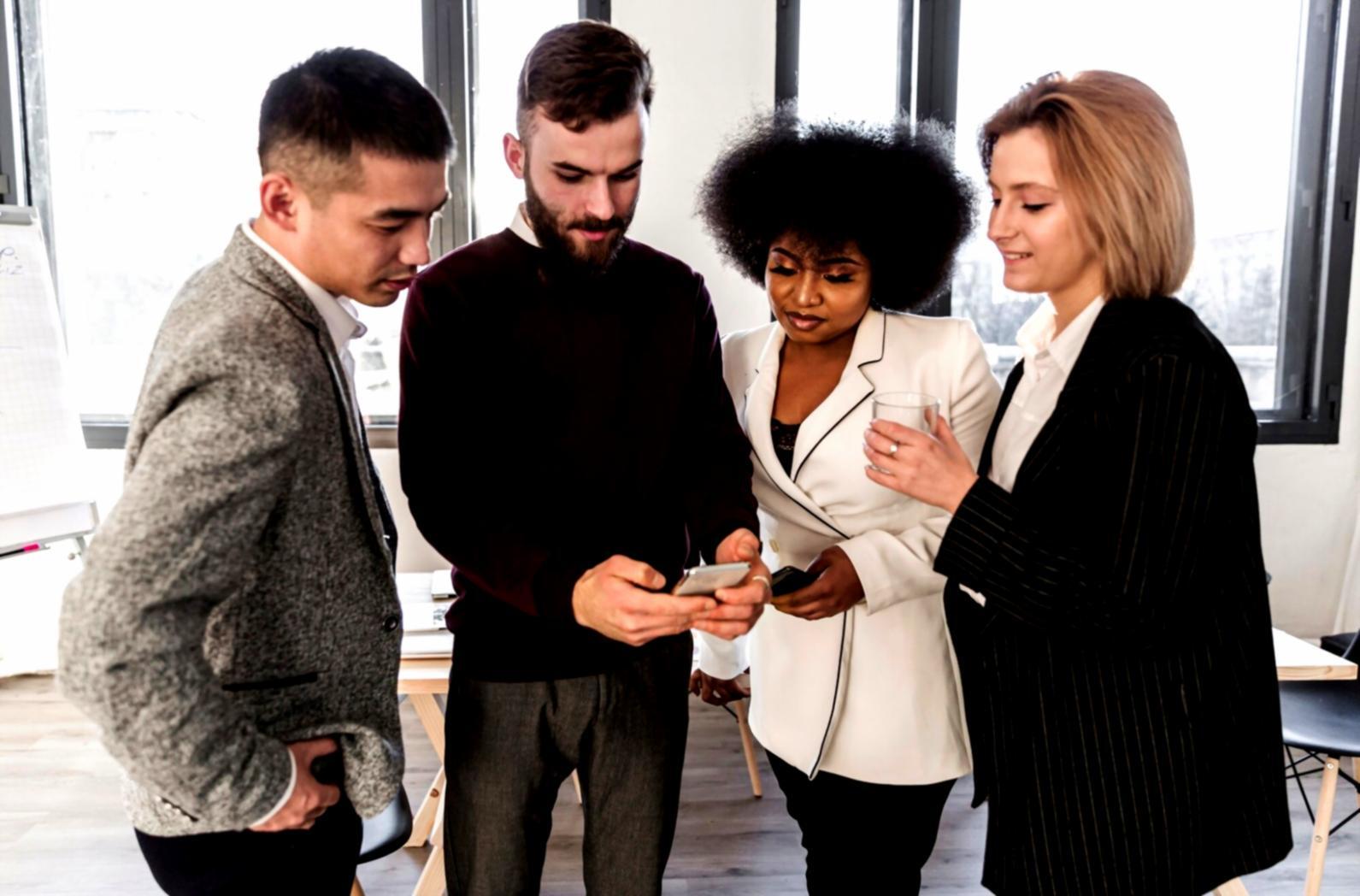 Studenti durante una sessione pratica di composizione fotografica in esterni