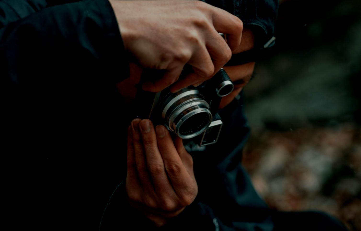 Studente che consulta guide fotografiche e materiali di studio